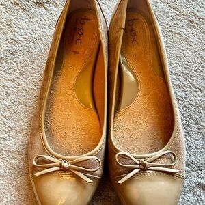 b.o.c. Women's Beige and Cream Loafers